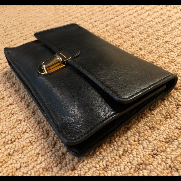 Marc Jacobs black leather clutch w/gold clasp - Picture 3 of 7